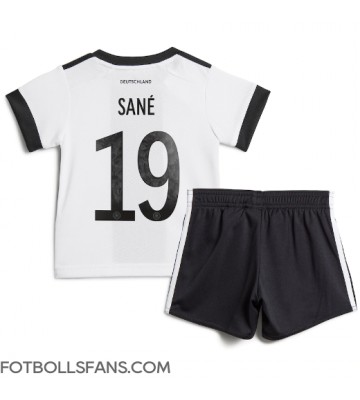 Tyskland Leroy Sane #19 Replika Hemmatröja Barn VM 2022 Kortärmad (+ Korta byxor)